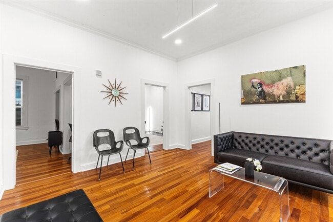 Photo - 315 W 9th St