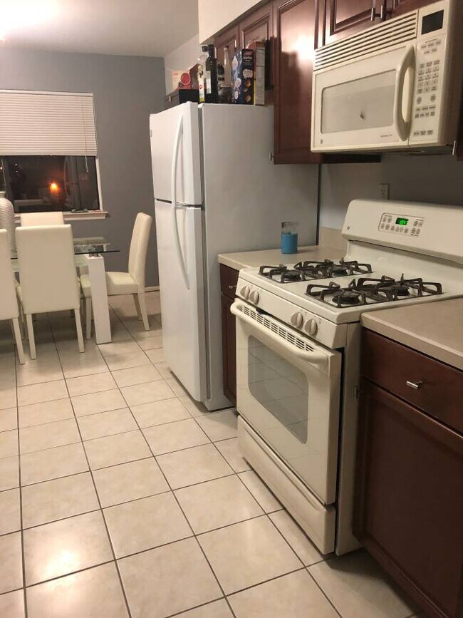 Kitchen - 1508 Edison Glen Ter Unit 1508