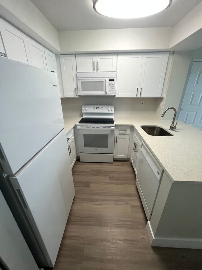 Photo - ONE BEDROOM ONE BATHROOM !! Waterfront Community Unit 24