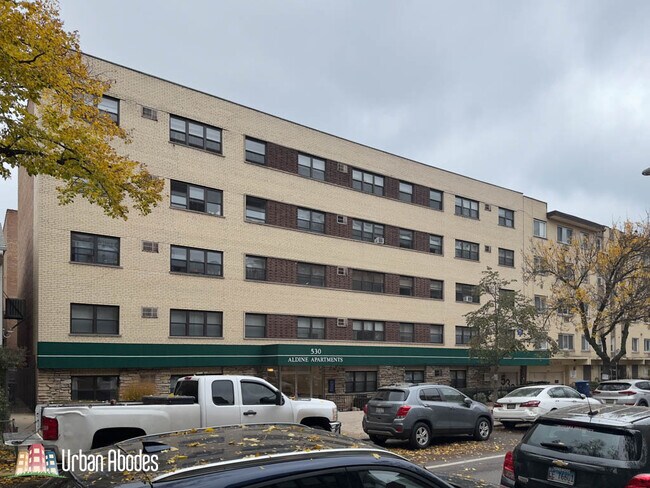 Building Photo - 527 W Aldine Unit M04B