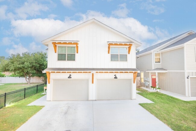 Building Photo - 10206 Lynwood Vlg Rental