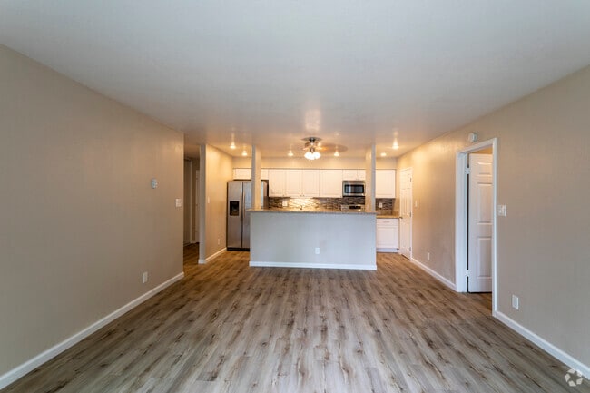 2BR, 2BA - 1050SF