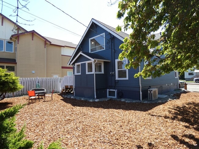 Photo - 319 W 6th St