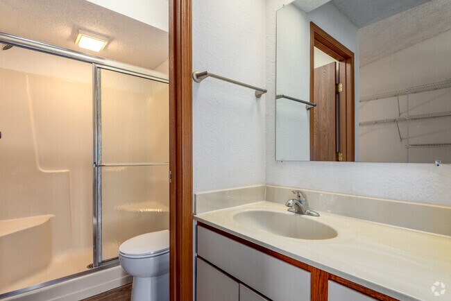 2BR, 2BA - 1,052SF - Bathroom