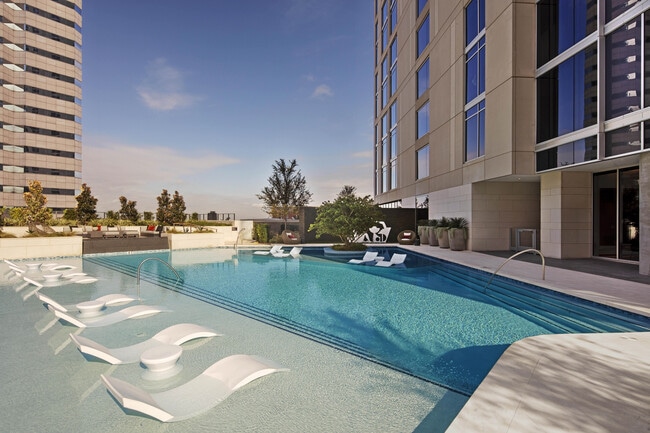 Relájese, nade y sumérjase en la ciudad desde arriba. - Brava