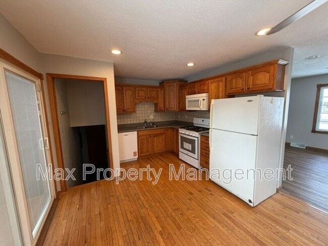 Photo - 205 2nd St NW