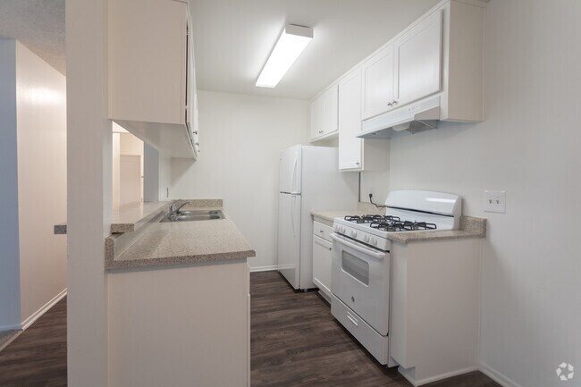 2BR,2BA - 950SF - Kitchen