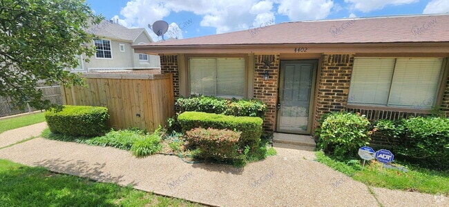 Building Photo - 4402 Tophill Ln Rental
