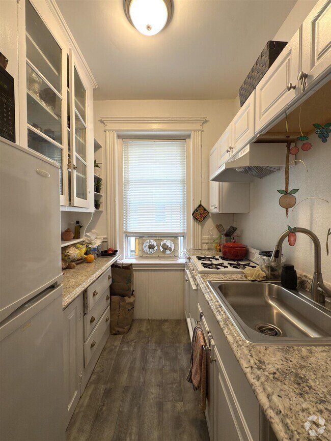 Building Photo - 72 Kirkland St Unit 1 Rental