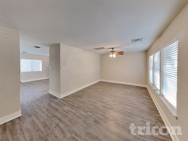 Photo - 823 Lightningbug Ln