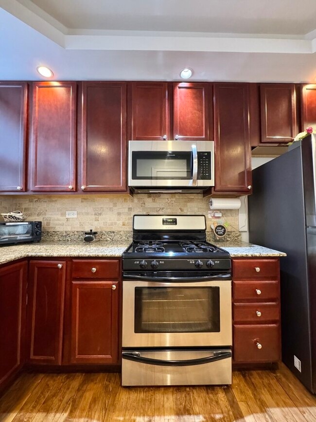 Building Photo - 7048 N Damen Ave Unit 2w