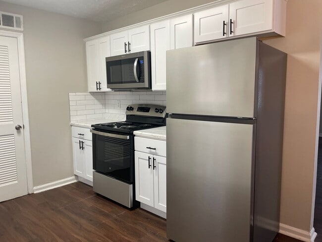 Photo - $500 OFF RENT! BEAUTIFUL CHARMING 2 BED/2Bath Available!! Apply Now! Unit 442 Lexington Drive
