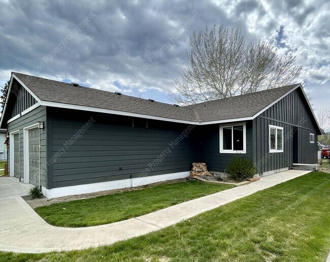 895 NE Hidden Valley Dr Apartment Unit 2 Bend, OR