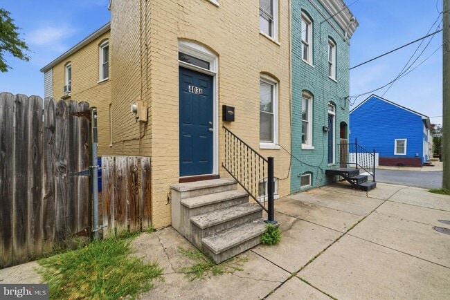 Building Photo - 403 W South St