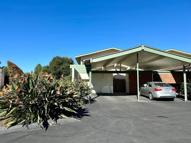 Building Photo - Bright and Spacious 2-Bedroom Condo in Gol...