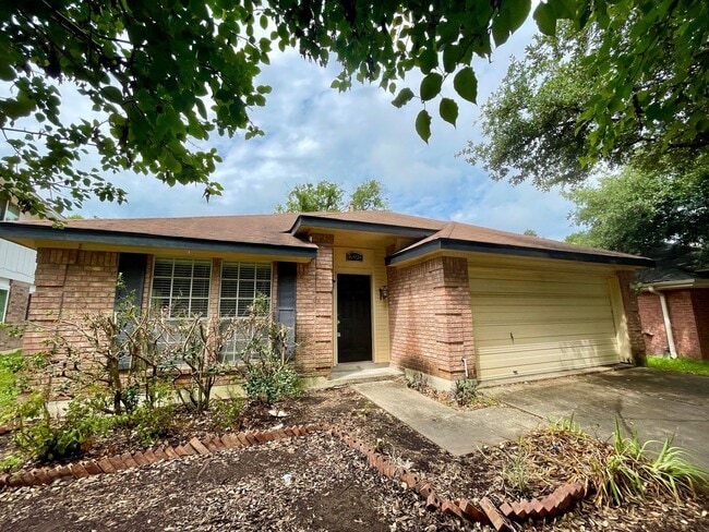 Photo - SPACIOUS HOME  - 2 LIVING AREAS - HUGE YARD - COVERED PORCH