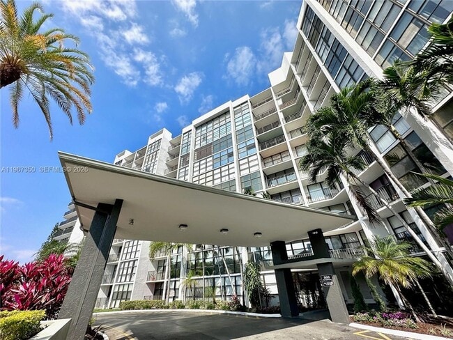 Building Photo - 800 Parkview Dr Unit 1007