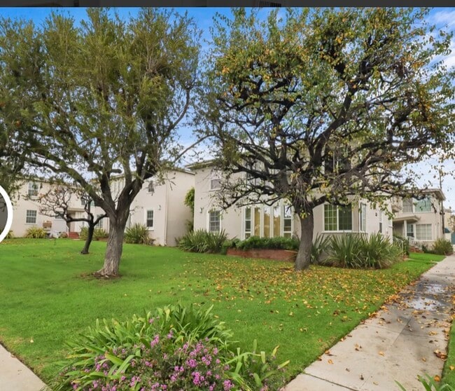 Building Photo - 1121 26th St Unit 1