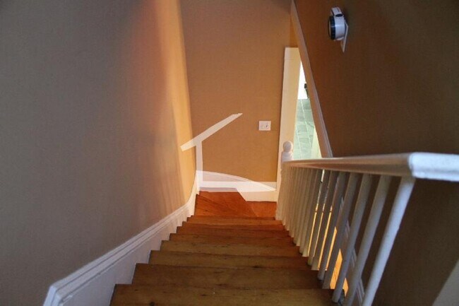 Building Photo - Charming 3 Bedroom Rental