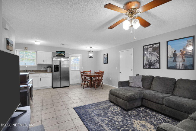 Photo - 648 W Oliver St