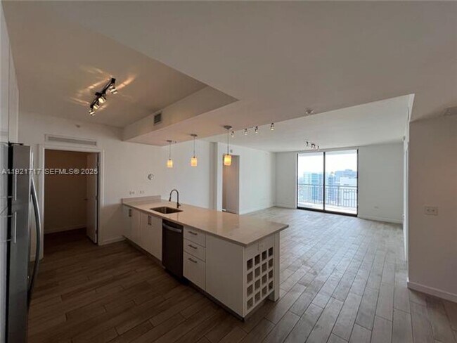 Building Photo - 999 SW 1st Ave Unit 999 SW 1st Ave 2405