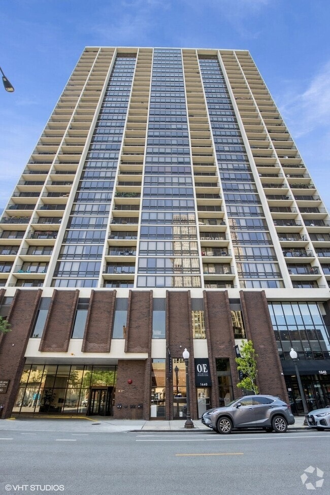 Building Photo - 1636 N Wells St Rental