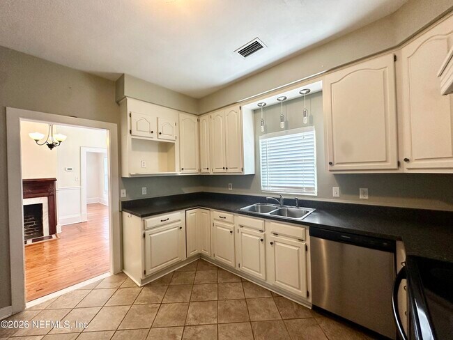 Photo - 3867 Herschel St