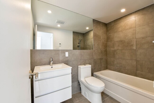 Photo - 900 Av. Rockland Unit 611