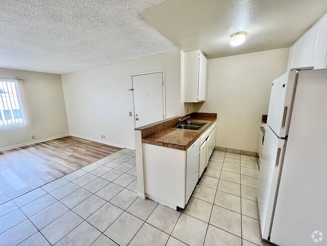 Building Photo - Upstairs 2BD/2BTH with Central A/C, Privat... Unit 10 Rental