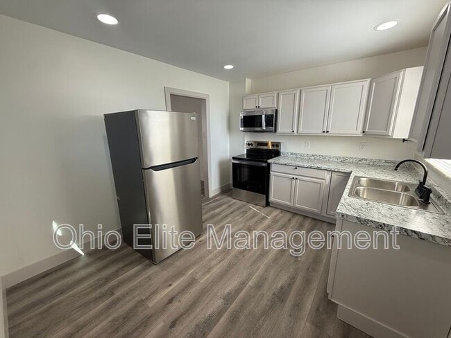 Building Photo - 807 E Deshler Ave