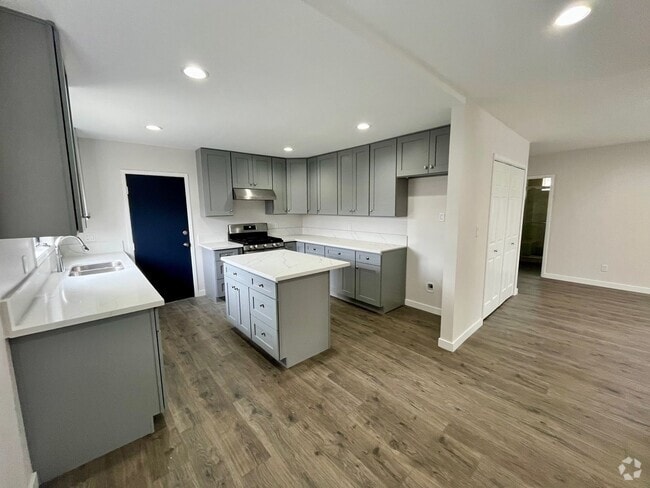 Building Photo - GUZ/MOSF Unit 15332 Rental