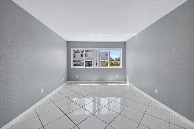 Building Photo - Spacious 2 Bed/ 1 Bath For Rent in Otay Mesa West Avail NOW! Unit F