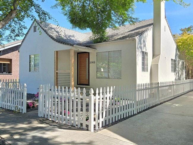Building Photo - Completely Remodeled Home for Rent – Midto...