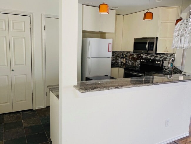Photo - 3rd level Bird's Nest with downtown Dallas Unit 4221 Cole Ave, #305, Dallas TX 75205