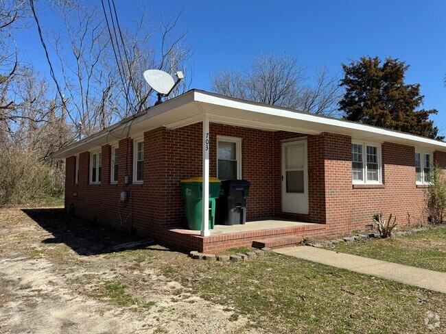 Building Photo - 703 Roanoke Ave Rental