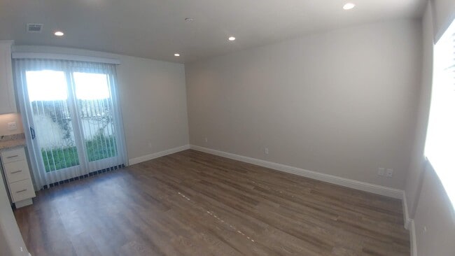 Living Room - 126 Cowell St Unit 128