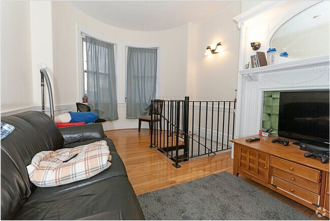 Building Photo - 7 Miner St Unit 1 Rental
