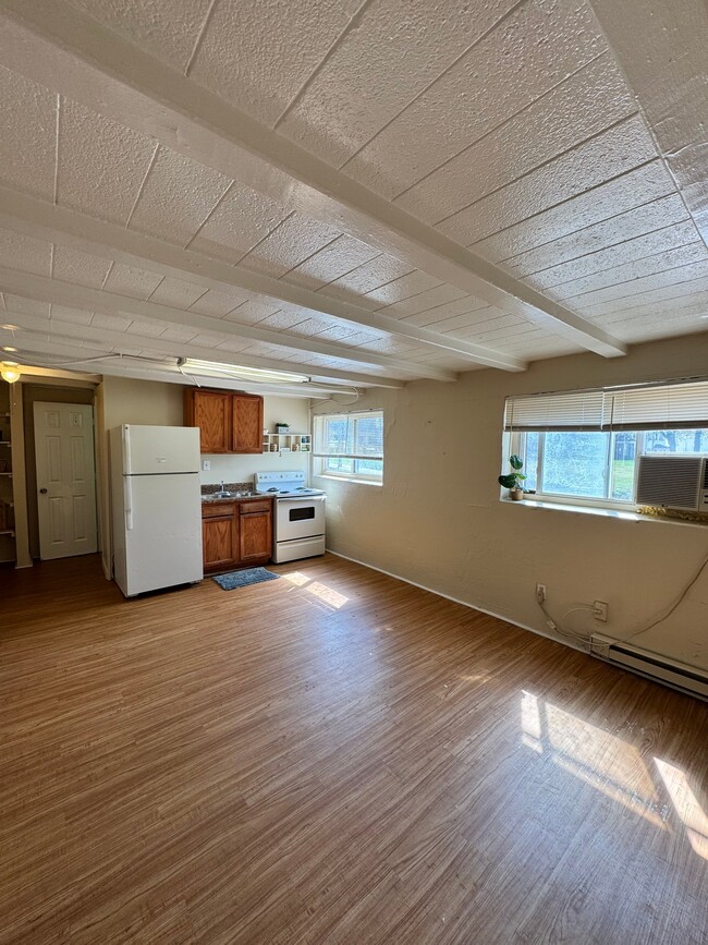 Building Photo - 1901 E 5th Ave