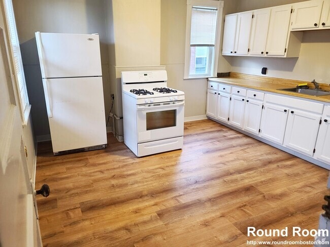 Building Photo - 348 Faneuil St Unit 2 Rental