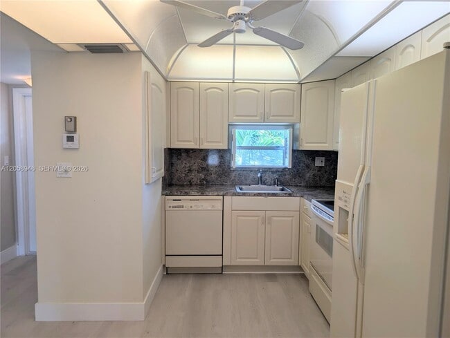 Photo - 820 S Hollybrook Dr Unit 303