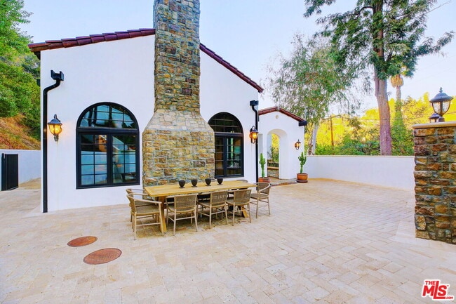 Photo - 2570 Nichols Canyon Rd