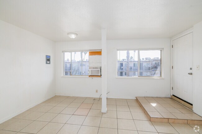 1BR, 1BA - 525SF - Dining Room / Living Room - Plaza Estates