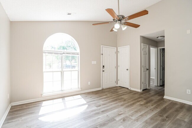Photo - 910 Milkfarm Ct