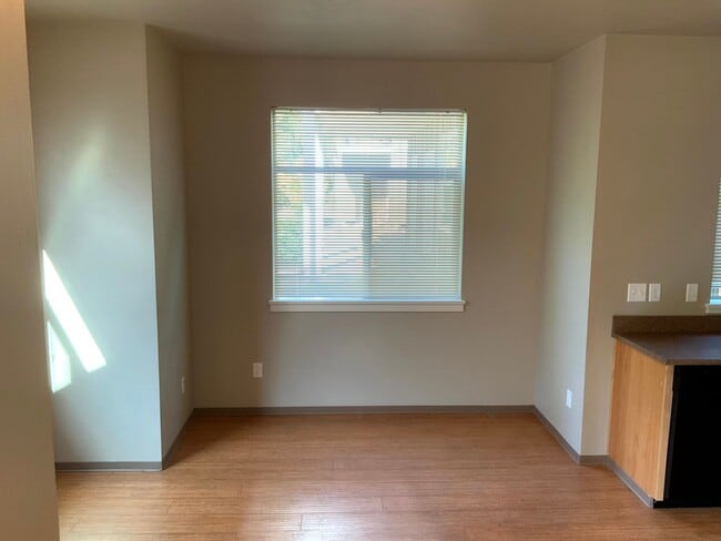 Photo - 2 Bedroom, 2 Bath Close to U of O campus on 14th & Patterson Unit 585 E 14th Ave #5