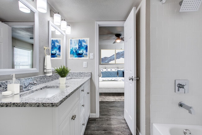 Cada residencia cuenta con encimeras de granito, espejos enmarcados y bordes de bañera/ducha de azulejos de diseño exclusivo. - The Patios of McKinney