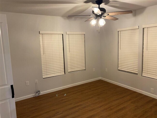 Photo - 421 Mockingbird Ln