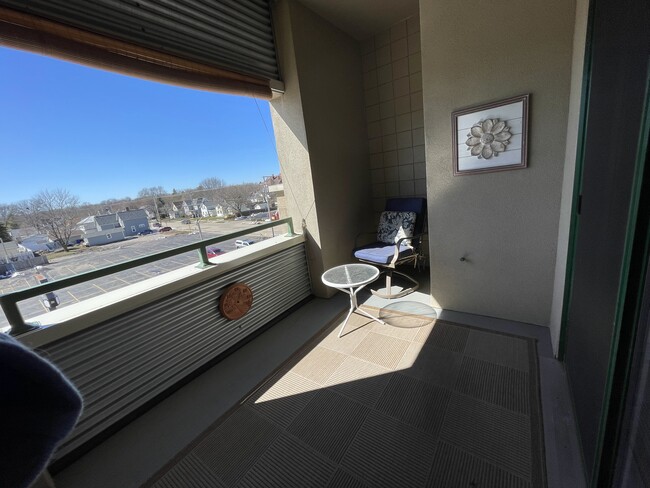 Building Photo - 400 N Richmond St Unit 440