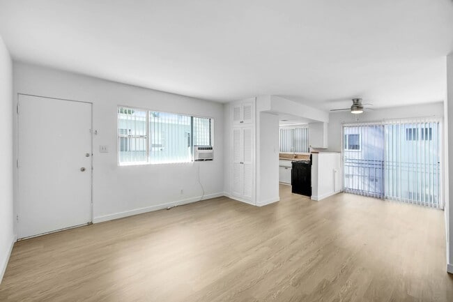 Photo - 744 S.Windsor Blvd. - just south of Wilshire Blvd. Unidad 06