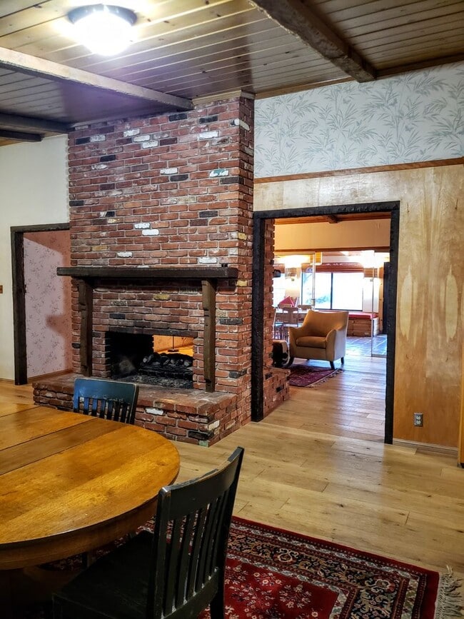 Photo - Mostly Furnished Bishop home with large li...