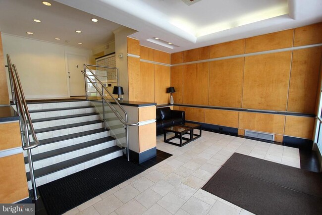 Building Photo - 1730 Arlington Blvd Unit 305